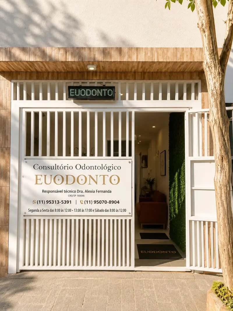 Fachada da EuOdonto na Rua Antônio Comenale, 142A: portão branco com a placa do consultório